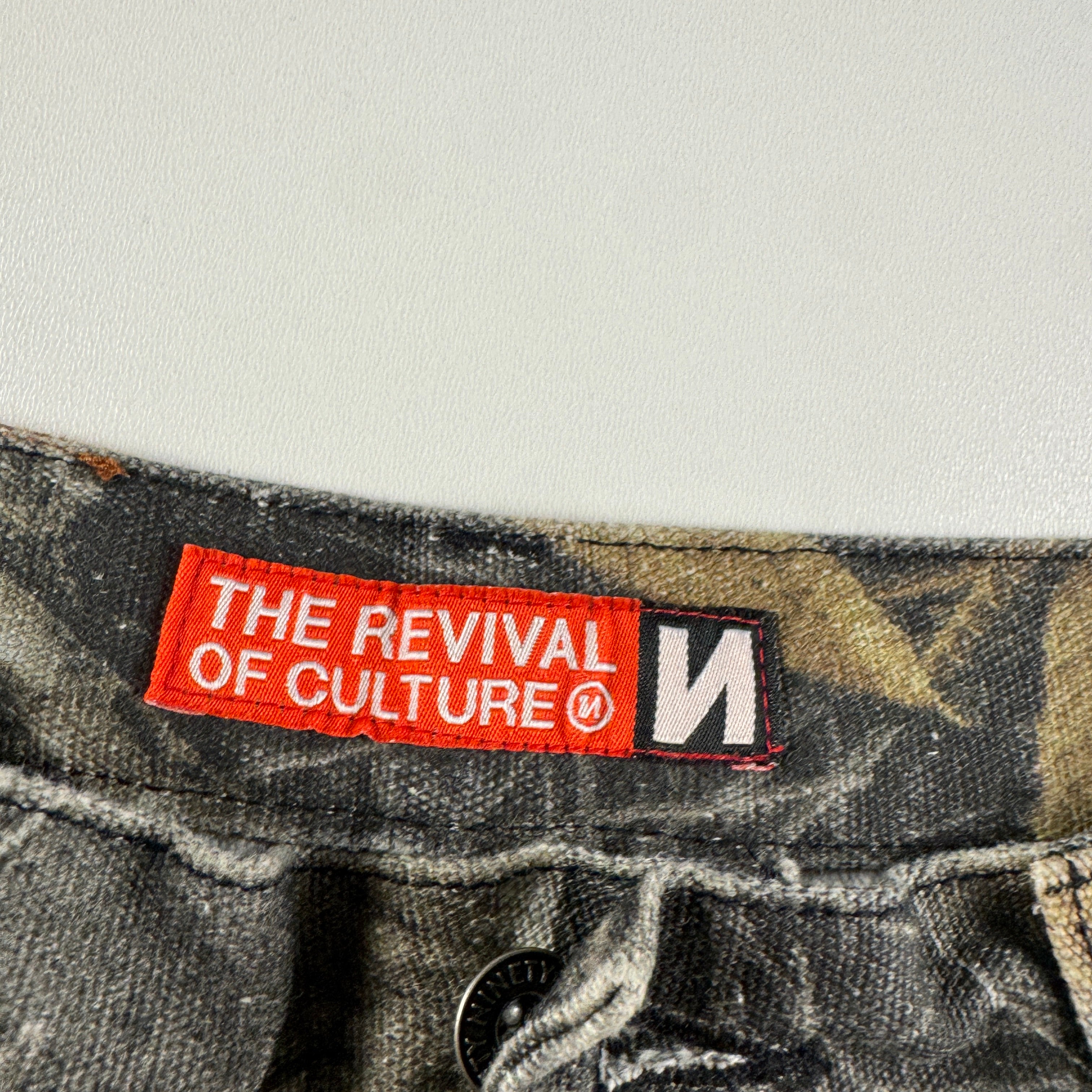 9090 OG Logo Painted Baggy Short (L)