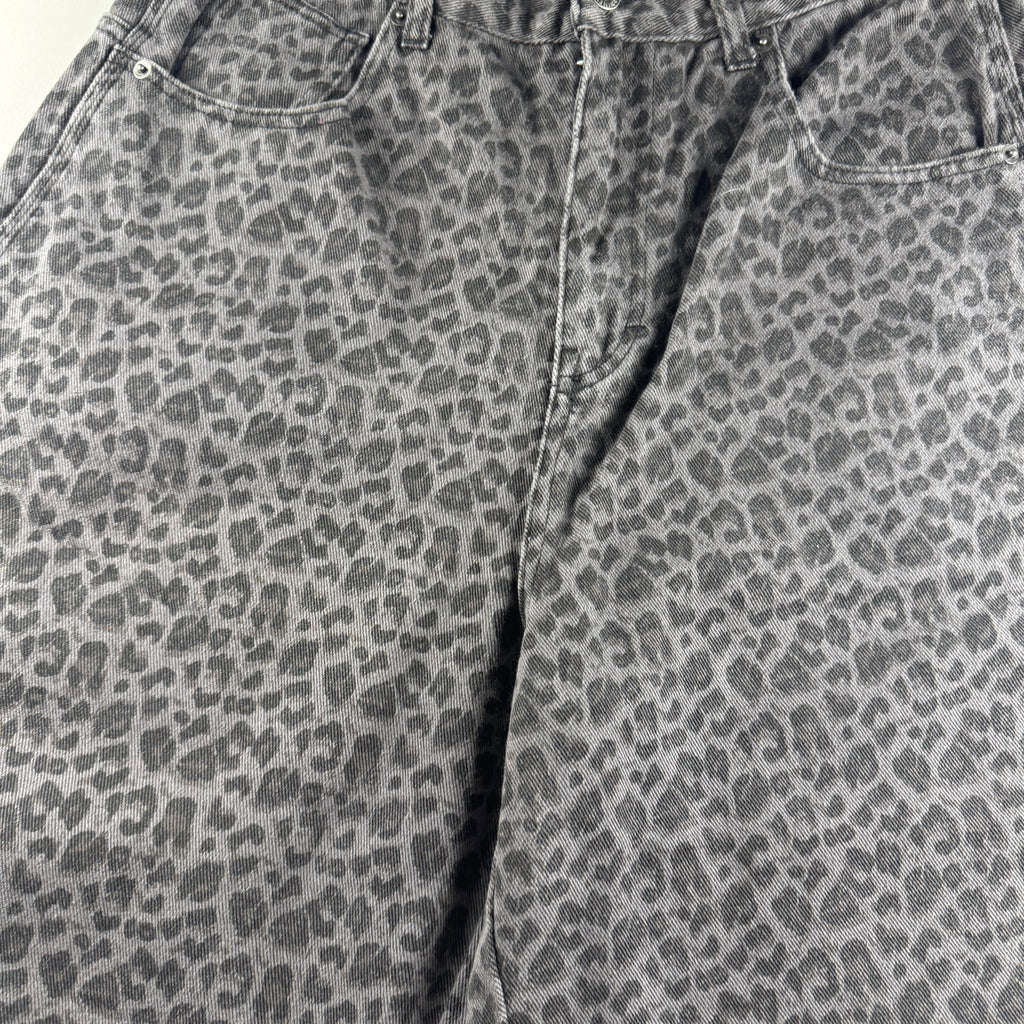 9090 Leopard Grey Baggy Shorts (L)