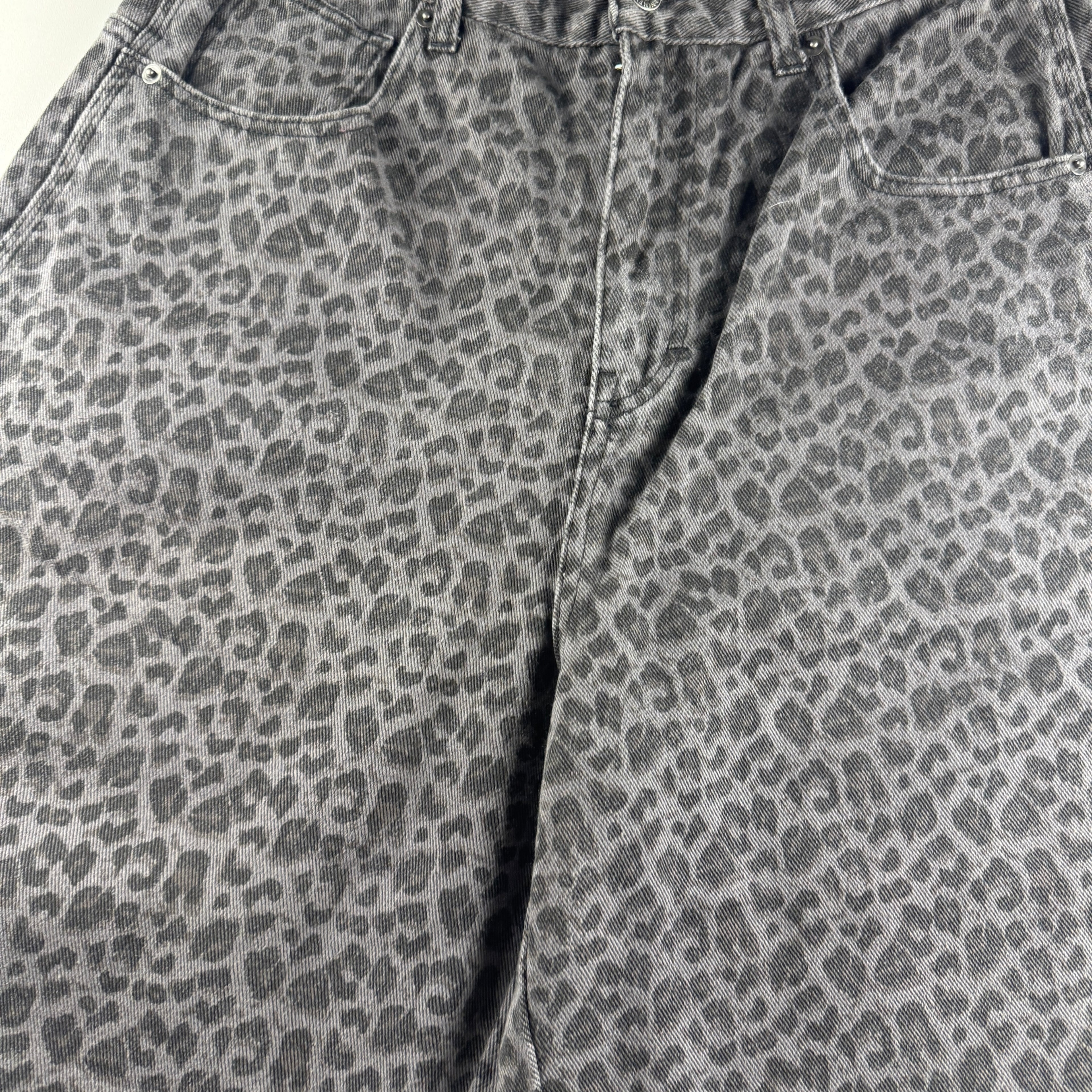 9090 Leopard Grey Baggy Shorts (L)