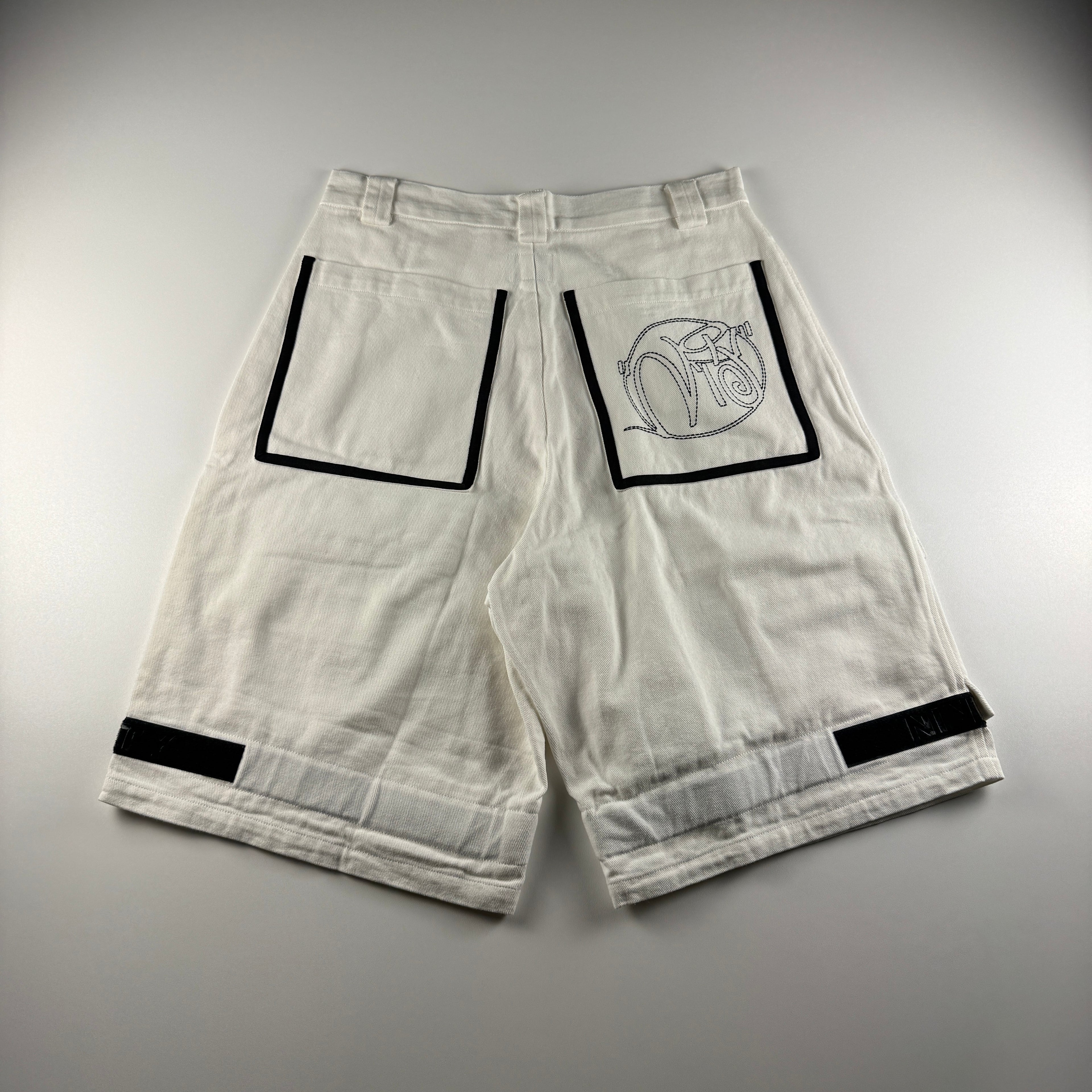 9090 Circle Logo White Wide Shorts (M)