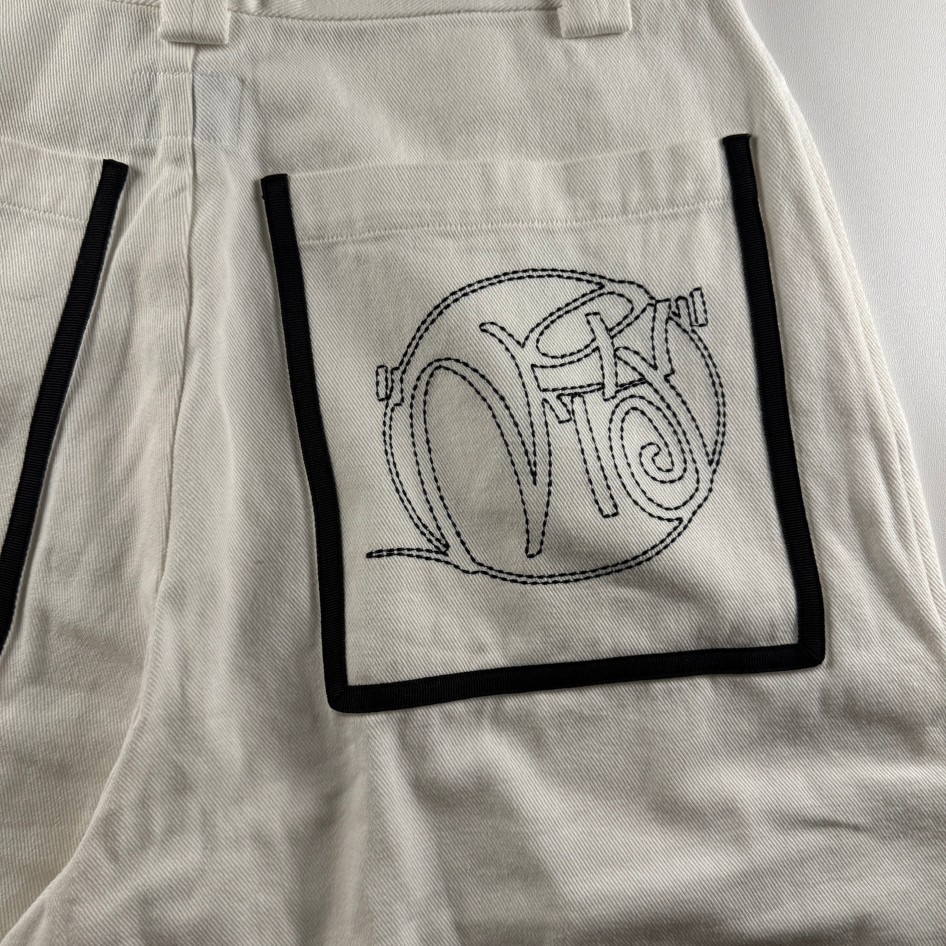 9090 Circle Logo White Wide Shorts (M)