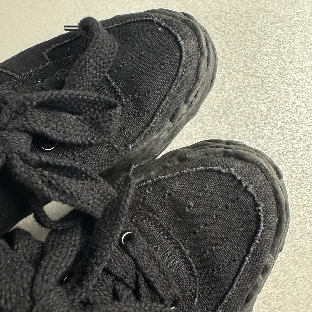 Maison Mihara Yasuhiro Wayne Black Canvas Low-Top (42)