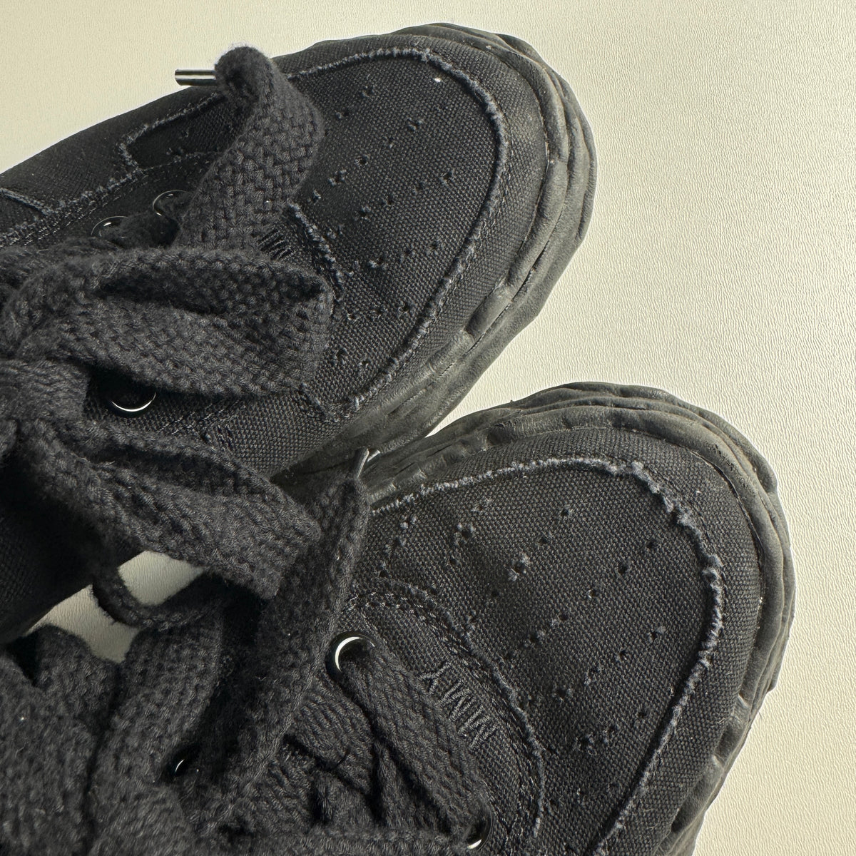 Maison Mihara Yasuhiro Wayne Black Canvas Low-Top (42)